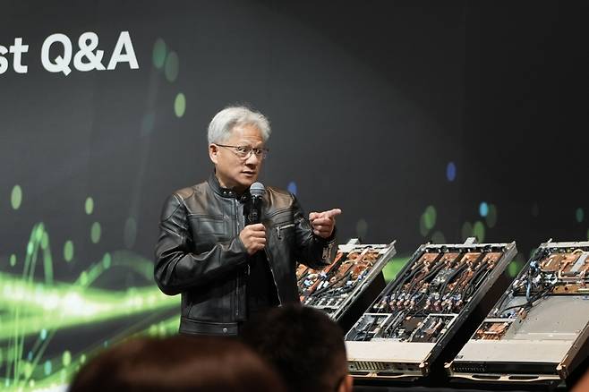 젠슨 황 엔비디아 CEO는=가 21일 대만 타이메이 만다린 오리엔탈에서 열린 '글로벌 미디어 Q&A'에서 답변하고 있다. /사진=김남이 기자