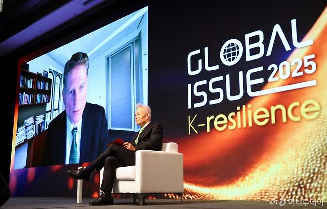 백용호 GK인사이츠 이사장과 마커스 브루마이어(화상) 미국 프린스턴대학교 경제학 교수가 21일 오전 서울 종로구 JW 메리어트 동대문 스퀘어 서울에서 머니투데이방송 주최로 열린 글로벌 이슈 2025 K-resilience 포럼에서 대담을 나누고 있다. /사진=뉴시스