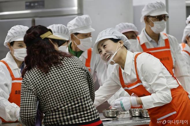 (광주=뉴스1) 김태성 기자 = 이재명 더불어민주당 대통령 후보 부인인 김혜경 여사가 16일 광주 북구 효령동 효령노인복지타운을 방문해 음식을 나누는 배식봉사를 하고 있다. 2025.5.16/뉴스1  Copyright (C) 뉴스1. All rights reserved. 무단 전재 및 재배포,  AI학습 이용 금지. /사진=(광주=뉴스1) 김태성 기자