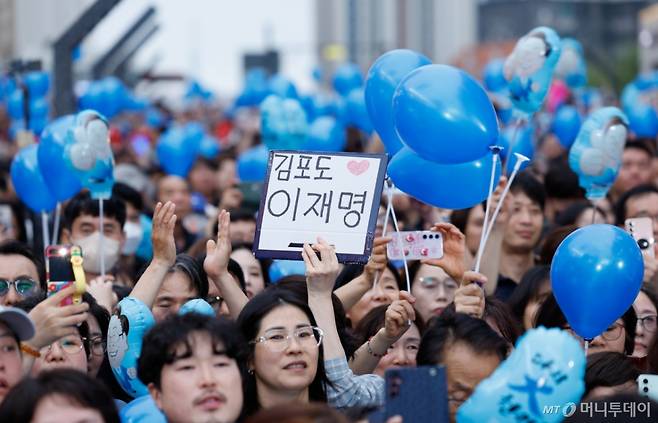 (김포=뉴스1) 안은나 기자 = 이재명 더불어민주당 대통령 후보가 수도권 표심잡기에 나선 20일 오후 경기 김포시 구래역 문화의 거리에서 지지를 호소하는 가운데 한 시민이 '김포도 이재명'이라고 쓴 팻말을 들고 있다. 2025.5.20/뉴스1  Copyright (C) 뉴스1. All rights reserved. 무단 전재 및 재배포,  AI학습 이용 금지. /사진=(김포=뉴스1) 안은나 기자
