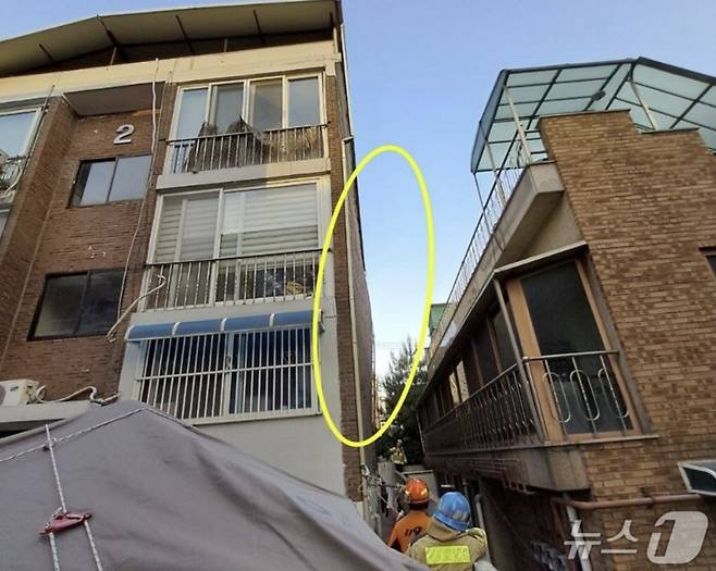 경기 수원시 장안구 송죽동 한 다세대주택 우측 외벽 중간 부분이 불룩하게 부풀어올라 시가 안전진단에 나섰다./사진=뉴스1(경기도소방재난본부 제공)