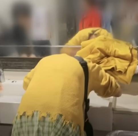 제주공항 화장실 세면대에서 핸드워시로 머리를 감는 여성의 모습이 포착됐다./사진=JTBC '사건반장'