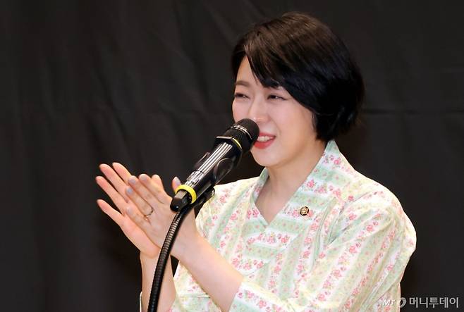 [서울=뉴시스] 조성봉 기자= 배현진 국민의힘 의원이 28일 오후 서울 여의도 국회 의원회관 대강당에서 열린 '대한민국 무용의 새로운 도약, 무용진흥법 제정 공청회'에서 개회사를 하고 있다. 2025.04.28. suncho21@newsis.com /사진=조성봉