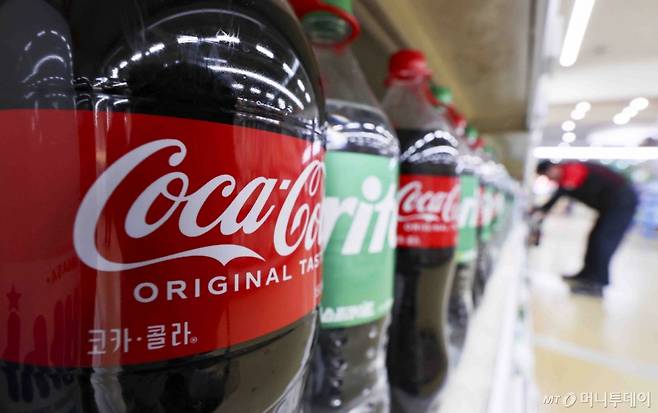 [서울=뉴시스] 김근수 기자 = 22일 서울 시내 한 대형마트에서 코카콜라음료 코카콜라와 스프라이트가 놓여 있다.   코카콜라음료는 다음 달 1일부터 스프라이트, 환타, 파워에이드, 미닛메이드, 조지아 등 일부 품목의 출고가를 평균 5.5% 인상한다. 이번 가격 인상에서 코카콜라는 제외됐다. 2025.04.22. ks@newsis.com /사진=김근수