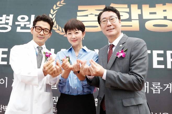 배우 염정아가 남편 허일 병원장이 운영하는 종합병원 원장의 사모님이 됐다. 사진은 정명근 화성 특례시장(오른쪽)과 허일 병원장(왼쪽), 배우 염정아가 화성유일병원 종합병원 승격을 기념해 촬영힌 모습. /사진=정명근 화성시장 페이스북 캡처