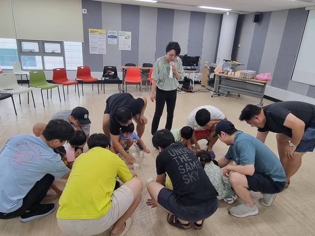 서울 관악구가 지난 2023년 관악구가족센터에서 진행한 아버지 교실 운영 모습. 관악구청 제공
