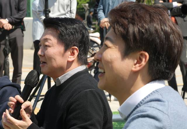 안철수(왼쪽) 국민의힘 공동선거대책위원장이 지난 4월 25일 경기도 성남시 판교역 앞 광장에서 이준석 개혁신당 대선 후보와 함께 주최한 인공지능(AI) 관련 ‘미래를 여는 단비토크’에서 발언하고 있는 모습. 연합뉴스