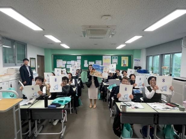 전북 익산 함열여고 늦깎이 만학도들이 활자크기를 확대해 제작한 교과서를 들어 보이고 있다. 익산시청 제공