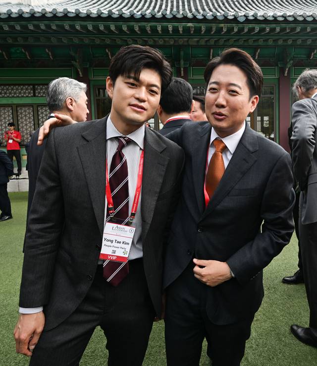 이준석(오른쪽) 개혁신당 대통령 선거 후보와 김용태 국민의힘 비상대책위원장이 21일 오전 서울 신라호텔에서 열린 아시안리더십콘퍼런스에 참석, 이야기를 나누고 있다.  국회사진기자단