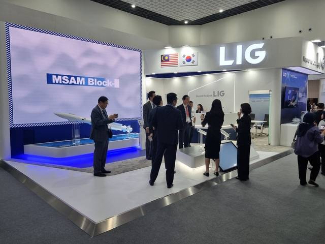 LIG넥스원은 20일 말레이시아 랑카위에서 개막한 동남아시아 최대 해양·항공 방산 전시회 ‘LIMA 2025’에 참가해 첨단 유도무기체계인 중거리·중고도 지대공 유도무기 ‘천궁Ⅱ’, 함대공 유도탄 방어 유도무기 ‘해궁’, 휴대형 단거리 대공 유도무기 ‘신궁’ 등 유도무기 3종을 전시하고 있다. LIG넥스원 제공