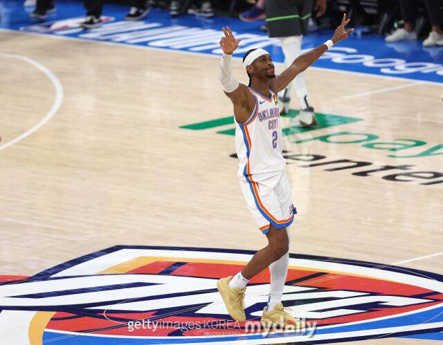 SGA가 21일 미네소타와 경기에서 동료의 득점이 터지자 세리머니하고 있다. /게티이미지코리아