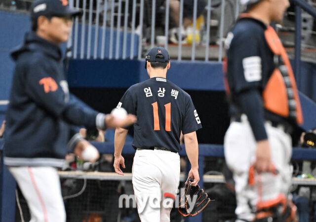 9일 오후 서울 고척동 고척스카이돔에서 진행된 '2025 프로야구 KBO리그' 키움히어로즈와 한화 이글스의 경기. 한화 엄상백이 4회말 키움 푸이그에게 홈런을 허용한 뒤 강판되고 있다./마이데일리