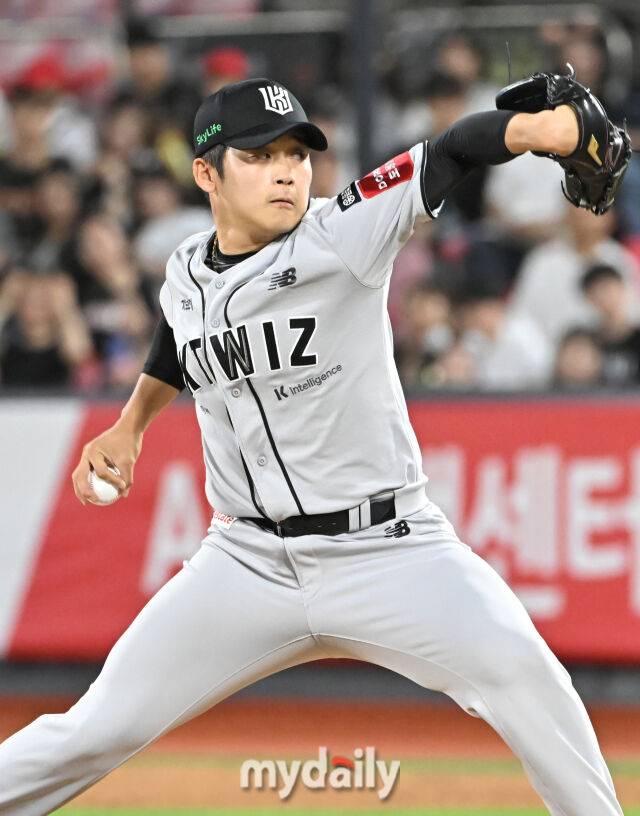 20일 오후 경기도 수원시 조원동 수원kt위즈파크에서 진행된 '2025 프로야구 KBO리그' kt위즈와 KIA타이거즈의 경기. kt 박영현이 역투하고 있다./수원=송일섭 기자 andlyu@mydaily.co.kr