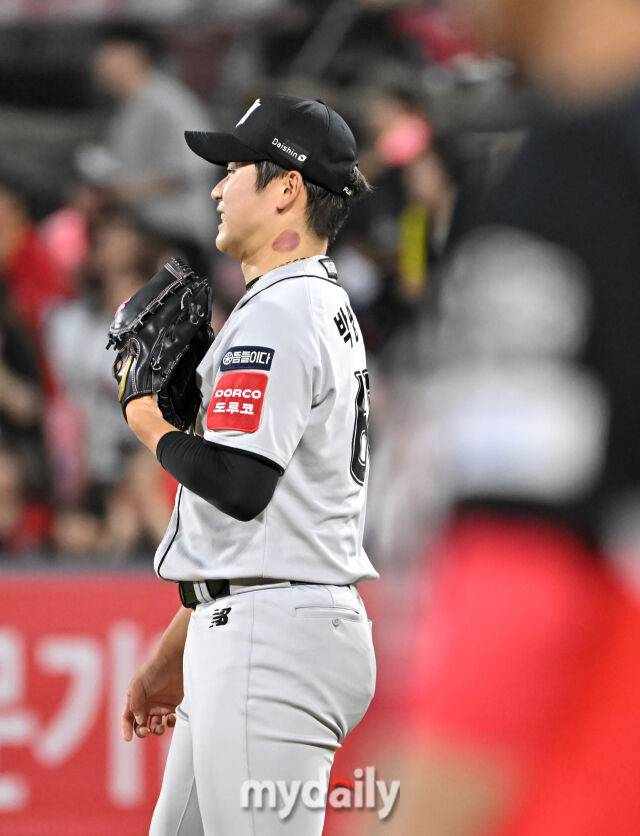 20일 오후 경기도 수원시 조원동 수원kt위즈파크에서 진행된 '2025 프로야구 KBO리그' kt위즈와 KIA타이거즈의 경기. kt 박영현이 9회초 1점을 내준 뒤 아쉬워 하고 있다./수원=송일섭 기자 andlyu@mydaily.co.kr