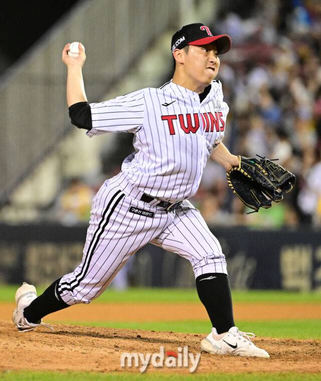 2024년 8월 28일 서울 잠실구장에서 '2024 신한 SOL Bank KBO리그, KT 위즈와 LG 트윈스의 경기가 열렸다. LG 박명근이 10회초 구원등판해 역투하고 있다./마이데일리