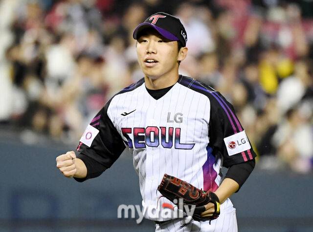 2일 오후 서울 잠실야구장에서 진행된 '2025 프로야구 KBO리그' LG트윈스와 SSG랜더스의 경기. LG 박명근이 6회초 1사 1,2루서 무실점으로 이닝을 막은 뒤 환호하고 있다./마이데일리