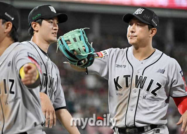 21일 오후 경기도 수원시 조원동 수원kt위즈파크에서 진행된 '2025 프로야구 KBO리그' kt위즈와 KIA타이거즈의 경기. kt 고영표와 황재균이 7회초를 무실점으로 막은 뒤 환호하고 있다./수원=송일섭 기자 andlyu@mydaily.co.kr