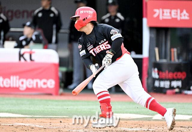 20일 오후 경기도 수원시 조원동 수원kt위즈파크에서 진행된 '2025 프로야구 KBO리그' kt위즈와 KIA타이거즈의 경기. 기아 김선빈이 2회초 무사 1루서 안타를 치고 있다./수원=송일섭 기자 andlyu@mydaily.co.kr