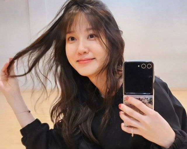 갤럭시 마니아 박은빈이 폴더블폰을 사용하고 있는 모습 [사진, 인스타]