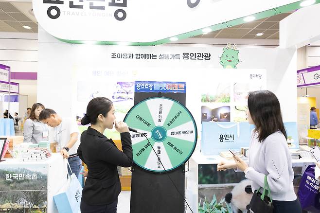 관광박람회, 서울국제관광전은 역시 ‘행운’이 키워드이다. 어눌한 한국어로 호객하는 미국인, 일본인, 프랑스인, 페루인이 정겹다.