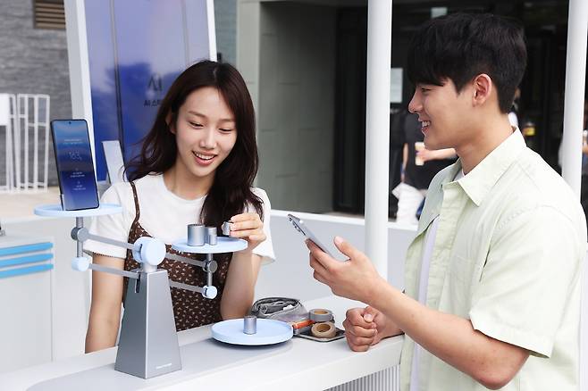 서울 성북구 고려대학교 서울캠퍼스에 오픈한 ‘갤럭시 캠퍼스 스튜디오’에서 방문객들이 ‘갤럭시 S25 엣지’의 무게를 측정하는 모습. [삼성전자 제공]