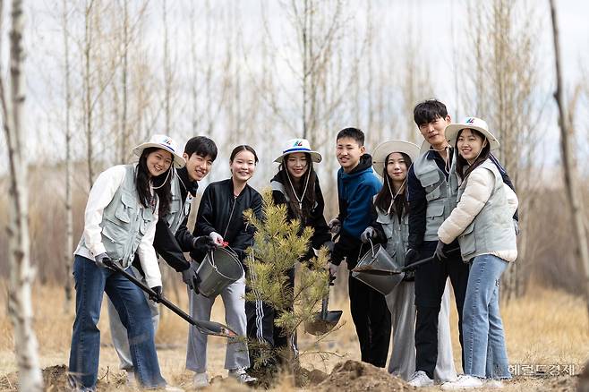 대한항공과 아시아나항공 임직원들이 지난 20일 몽골 울란바타르시 바가노르구에 위치한 대한항공 숲에서 식림 활동을 하고 있다. 바가노르(몽골)=임세준 기자