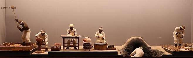 분청사기 제조 과정 모형.