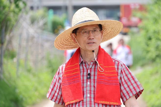 국민의힘 김문수 대선 후보가 21일 경기 고양시 덕양구에서 열린 ‘고양시 청년농업인 모내기 및 새참간담회’ 행사에 참석하고 있다. <연합>