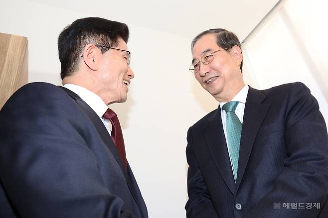 김문수 국민의힘 대선 후보(왼쪽)와 한덕수 전 국무총리. 임세준 기자