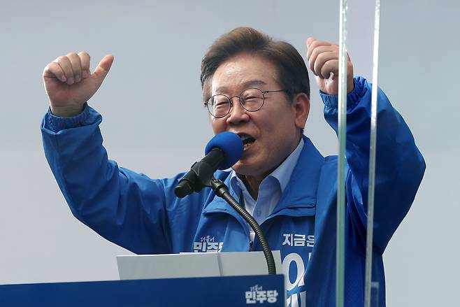 이재명 더불어민주당  대선 후보가 21일 인천광역시 부평역 북광장에서 열린 집중유세에서 인천 시민들에게 지지를 호소하고 있다. [연합]