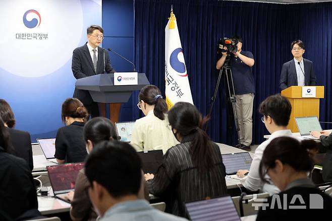 [서울=뉴시스] 배훈식 기자 = 최우혁 과학기술정보통신부 정보보호네트워크정책관이 19일 오전 서울 종로구 정부서울청사에서 SKT 침해사고 관련 민관합동조사단 중간 조사 결과를 발표하고 있다. 2025.05.19. dahora83@newsis.com