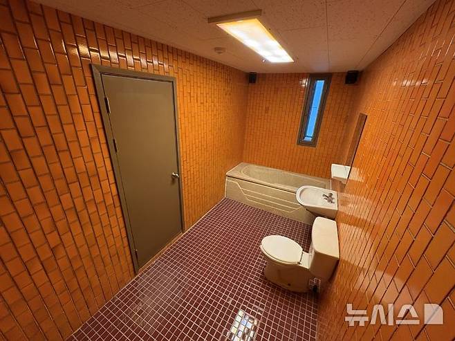 [서울=뉴시스] 한이재 수습 기자 = 20일 오전 서울 용산구 민주화운동기념관에 옛 남영동 대공분실 시절 취조·고문시설이 보이고 있다. 2025.05.20. nowone@newsis.com