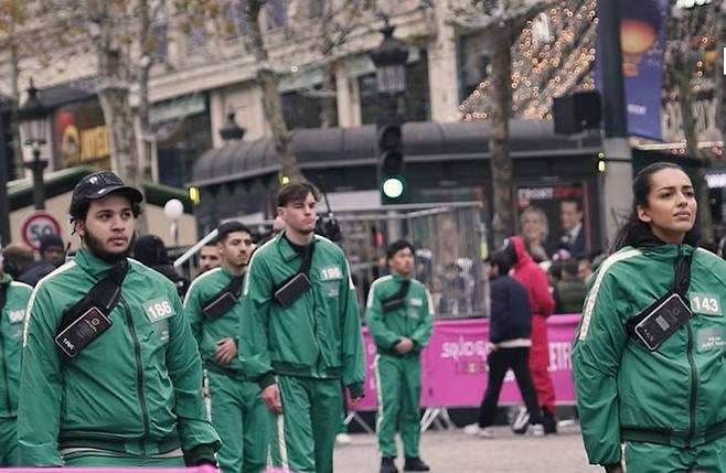 사진은 '오징어게임' 시즌2 공개를 앞둔 지난해 12월 2일 프랑스에서 드라마 속 게임 '무궁화꽃이 피었습니다' 실사판 이벤트가 열린 모습. (사진=르파리지앵 영상 캡처) 2024.12.02. photo@newsis.com *재판매 및 DB 금지