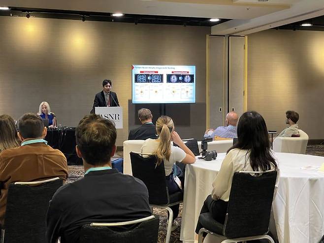 [서울=뉴시스] 뉴로핏은 제63회 미국 신경방사선학회(The American Society of Neuroradiology·ASNR 2025)에 참가해 치매 치료제의 처방, 치료 효과 및 부작용을 모니터링할 수 있는 소프트웨어 ‘뉴로핏 아쿠아 AD(Neurophet AQUA AD)’에 대한 핵심 기능과 임상적 유용성 및 실제 적용 사례를 공유했다고 21일 밝혔다. (사진=뉴로핏 제공) 2025.05.21. photo@newsis.com *재판매 및 DB 금지