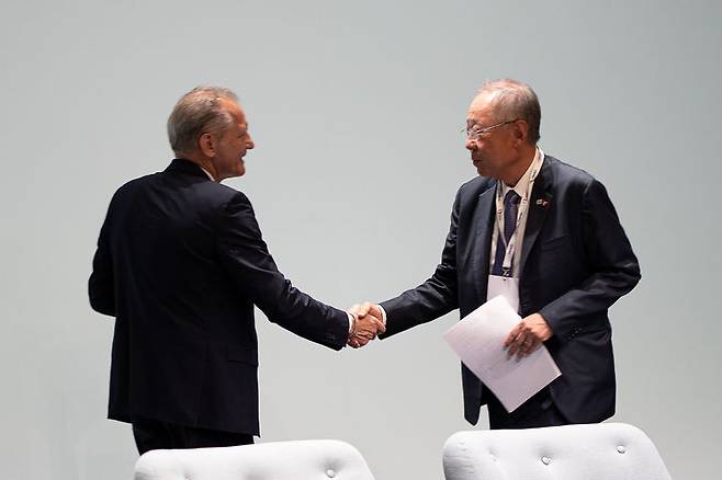 [서울=뉴시스]류진 한경협 회장(오른쪽)과 프랑수와 자코브 에어리퀴드 CEO(프랑스측 위원장)가 20일(현지시간) 프랑스 파리에서 열린 '제2차 한-프랑스 경제계 미래대화'에서 악수하고 있다. (사진 = 한경협) 2025.05.21. photo@newsis.com *재판매 및 DB 금지