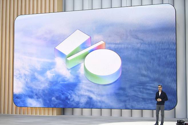 [서울=뉴시스] 구글은 20일(현지 시간) 미국 캘리포니아주 마운틴뷰에서 열린 연례 개발자 콘퍼런스 'I/O 2025'에서 각종 AI 기능을 소개했다. 순다 피차이 구글 최고경영자(CEO)가 기조연설을 하는 모습 (사진=구글 제공) *재판매 및 DB 금지