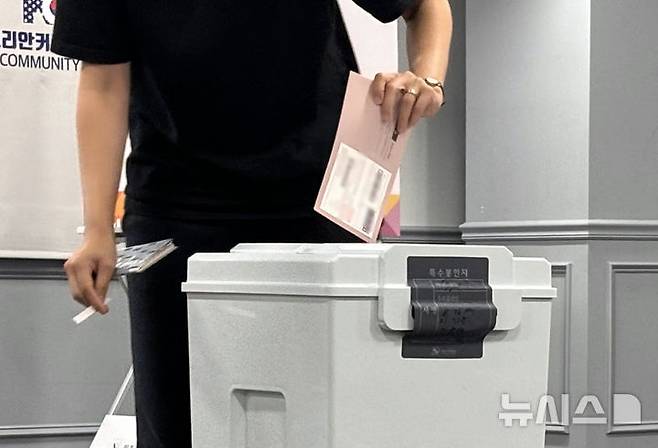 [워싱턴=뉴시스]이윤희 특파원 = 20일(현지 시간) 미국 버지니아주 알렉산드리아 코리안커뮤니티센터에 마련된 제21대 대통령선거 재외투표 투표소에서 유권자가 투표하고 있다. 이번 대선 재외선거는 이날부터 오는 25일까지 전 세계 118개국 223개 투표소에서 진행된다. 2025.05.21. sympathy@newsis.com