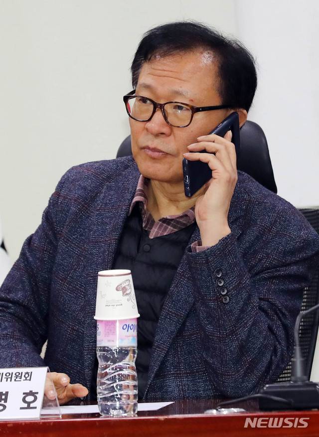[서울=뉴시스] 장세영 기자 = 문병호 통합신당준비위원회 정치혁신특별위원장이 10일 서울 여의도 국회 의원회관에서 열린 통합신당 당명과 당헌 강령을 협의하는 회의에 참석해 전화를 하고 있다. 2020.02.10. photothink@newsis.com