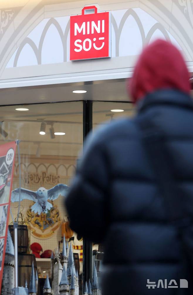 [서울=뉴시스] 홍효식 기자 = 알리익스프레스나 테무 같은 중국계 이커머스에 이어 오프라인 유통까지 'C-커머스(중국계 전자상거래 플랫폼)'가 한국 시장에서 확대하는 양상이다. '중국판 다이소'로 불리는 미니소가 지난 2021년 철수해 3년 만에 다시 한국 시장에 진출한 가운데 단순히 저렴한 가격을 앞세운 생필품 뿐 만 아니라 글로벌 IP와 협업한 제품들로 경쟁력을 키워가고 있다. 미니소는 대학로에 이어 홍대와 건대입구역에 신규 매장 개설을 준비 중인 것으로 알려졌다.사진은 24일 서울 종로구 미니소 대학로점 모습. 2025.01.24. yesphoto@newsis.com