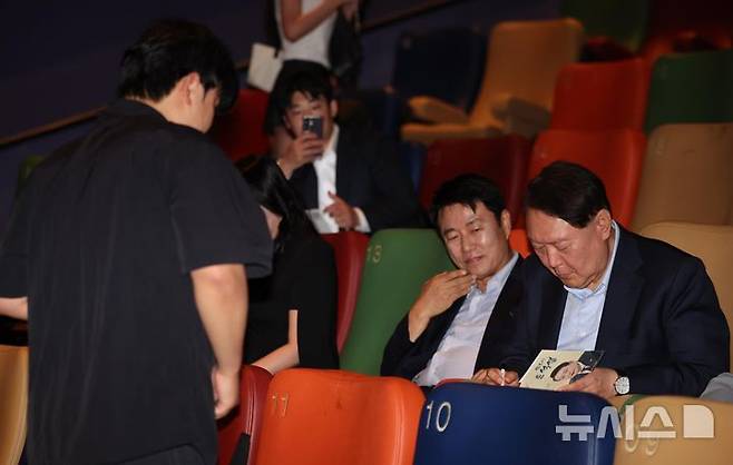 [서울=뉴시스] 황준선 기자 = 윤석열 전 대통령이 21일 오전 서울 중구 메가박스 동대문점에서 다큐멘터리 영화 '부정선거, 신의 작품인가'를 관람하기 앞서 지지자에게 사인을 해주고 있다. 2025.05.21. hwang@newsis.com