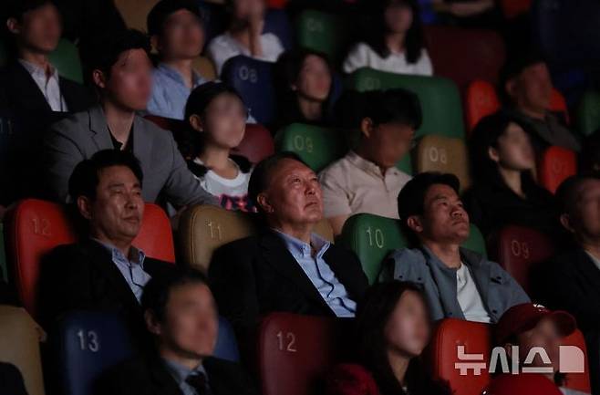 [서울=뉴시스] 황준선 기자 = 윤석열 전 대통령이 21일 오전 서울 중구 메가박스 동대문점에서 다큐멘터리 영화 '부정선거, 신의 작품인가'를 관람하고 있다. 왼쪽부터 이영돈 PD, 윤 전 대통령, 전직 한국사 강사 전한길 씨. 2025.05.21. hwang@newsis.com