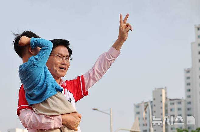 [하남=뉴시스] 고승민 기자 = 김문수 국민의힘 대선 후보가 20일 경기 스타필드 하남에서 유세를 하고 있다. (공동취재) 2025.05.20. photo@newsis.com