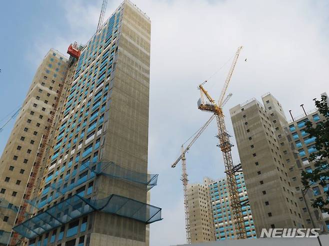 [인천=뉴시스] 지난 7월6일 오전 인천 계양구 검단신도시 AA13 1,2블록 아파트 건설현장의 모습. 2025.5.21. (사진=뉴시스DB) photo@newsis.com