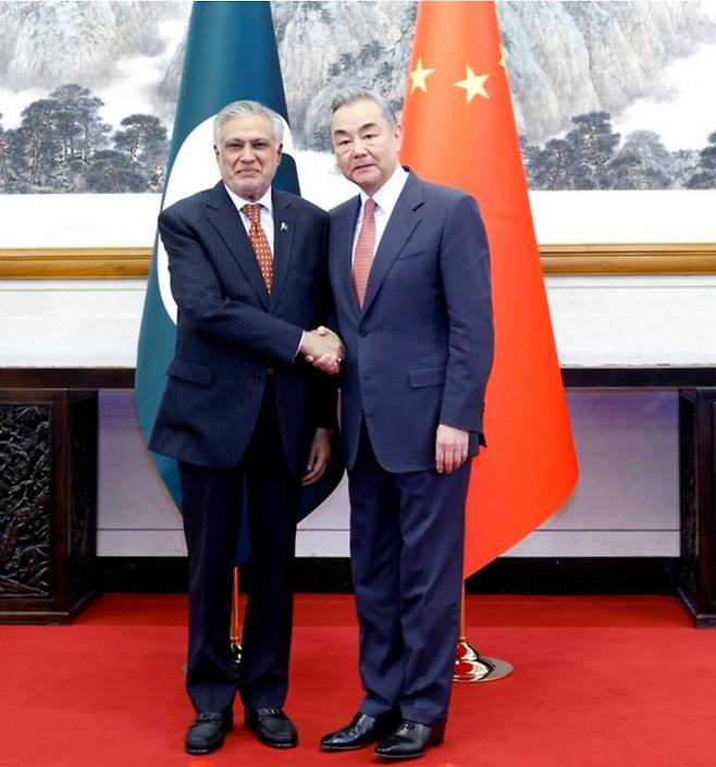 [서울=뉴시스] 중국 왕이 외교부장(오른쪽)과 이샤크 다르 파키스탄 부총리겸 외무장관이 20일 베이징에서 회담하기 전 악수하고 있다.(출처: 중국 외교부) 2025.05.21. *재판매 및 DB 금지