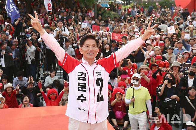 [하남=뉴시스] 고승민 기자 = 김문수 국민의힘 대선 후보가 20일 경기 스타필드 하남에서 유세를 하고 있다. (공동취재) 2025.05.20. photo@newsis.com