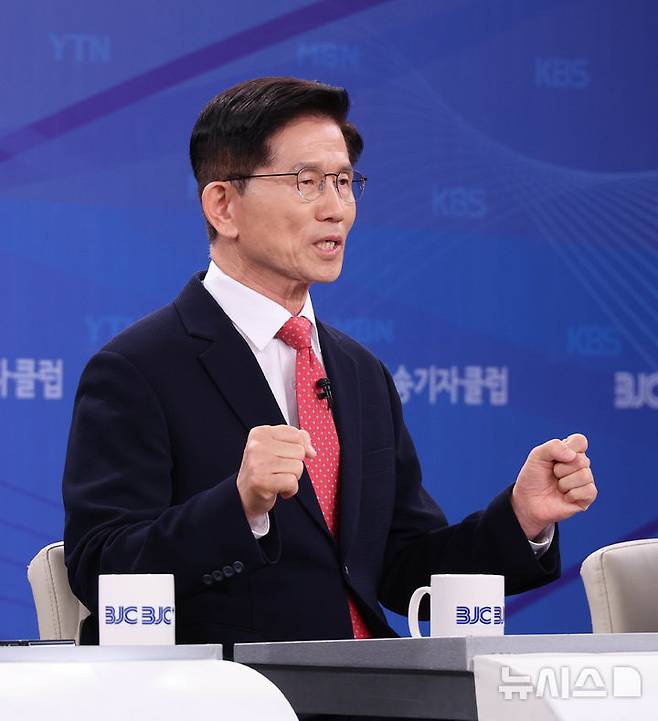 [서울=뉴시스] 국회사진기자단 = 김문수 국민의힘 대선 후보가  21일 경기도 고양  MBN 미디어센터에서 열린 한국방송기자클럽 대선 후보 초청 토론회에서 발언하고 있다. 2025.05.21. photo@newsis.com