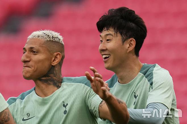 [빌바오=AP/뉴시스] 잉글랜드 프로축구 프리미어리그(EPL) 토트넘 홋스퍼의 히샬리송, 손흥민. 2025. 5. 20.