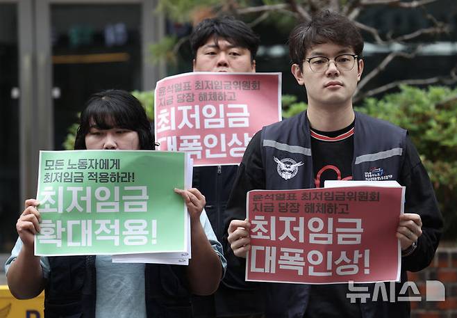 [서울=뉴시스] 김명년 기자 = 민주노총 공공운수노조 조합원들이 20일 오전 서울 여의도 이재명·김문수 대선 후보 캠프 사무실 인근에서 '최저임금위원회 해체 및 최저임금 대폭인상·확대적용 촉구' 기자회견을 열고 있다. 2025.05.20. kmn@newsis.com