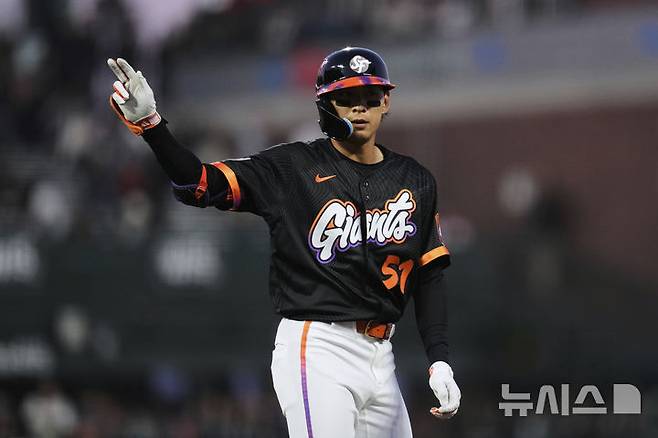 [샌프란시스코=AP/뉴시스] 샌프란시스코 자이언츠의 이정후가 20일(현지 시간) 미 캘리포니아주 샌프란시스코의 오라클 파크에서 열린 2025 메이저리그 캔자스시티 로열스와의 경기 5회 말 1타점 적시타를 치고 나가 세리머니하고 있다. 2025.05.21.