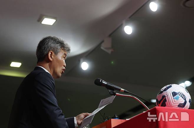 [서울=뉴시스] 김진아 기자 =  대한축구협회 제55대 집행부 김승희 전무이사가 21일 서울 종로구 축구회관에서 열린 기자간담회에서 발언을 하고 있다. 2025.05.21. bluesoda@newsis.com